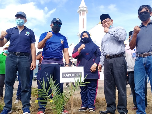 Pemkab Kepahiang Tanam Kurma Untuk Taman Masjid Agung Baitul Hikmah Kepahiang