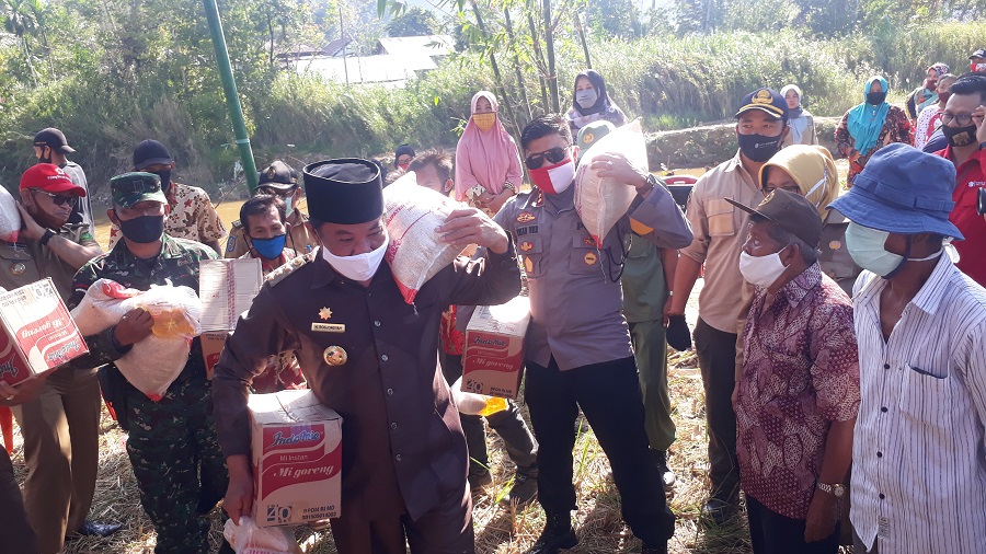 Bupati Rosjonsyah Kembali Berbagi Sembako