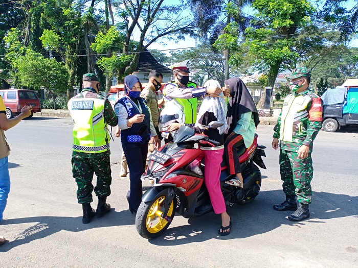 Sisir Pasar Pekan dan Pusat Keramaian, Masih Banyak Masyarakat Tak Patuhi Protokol Kesehatan