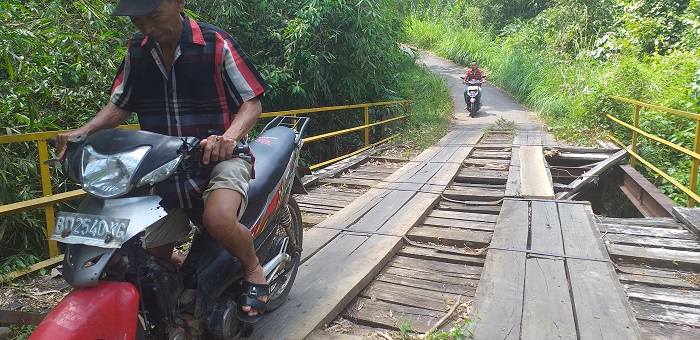 Jembatan Air Semumai Rusak Parah