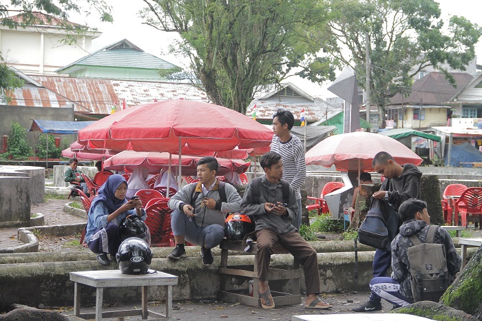 Puluhan Pelajar Asik Nongkrong di SN, Dikbud Minta Sekolah Monitoring