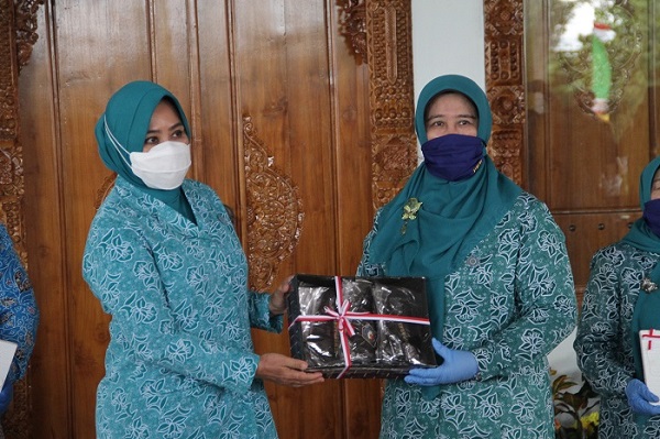 PKK Distribusikan Ribuan Masker