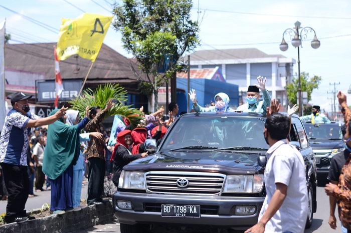 Ribuan Massa Antarkan SR ke KPU