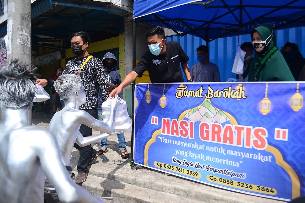 Melihat Aksi Relawan Sosial Rejang Lebong, Bagikan Nasi Bungkus di Sambut Antusias Warga