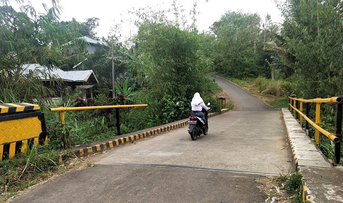 Jembatan Penghubung Rusak