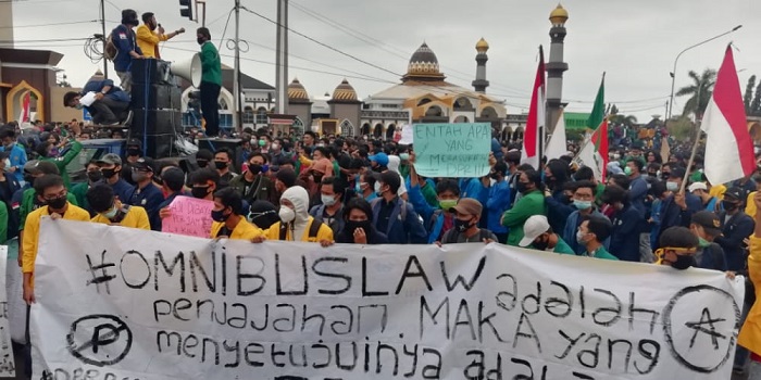 Ribuan Massa Kepung DPRD Provinsi, Aksi Tolak Omnibus Law Berlangsung Damai