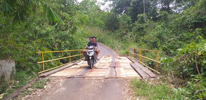 Pemdes Lubuk Belimbing 2 Lakukan Perbaikan Lantai Jembatan Sungai Semih