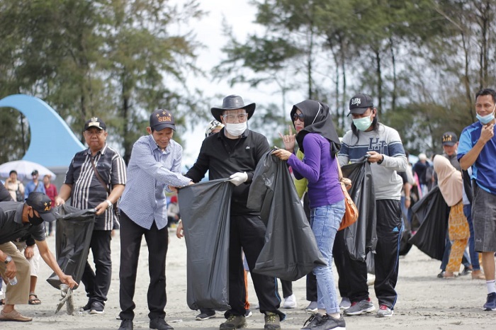 Agusrin bersama Masyarakat Bersihkan Pantai