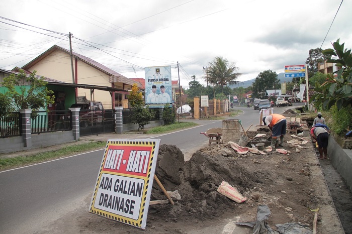 Pembangunan Drainase Sebabkan Jalan Licin