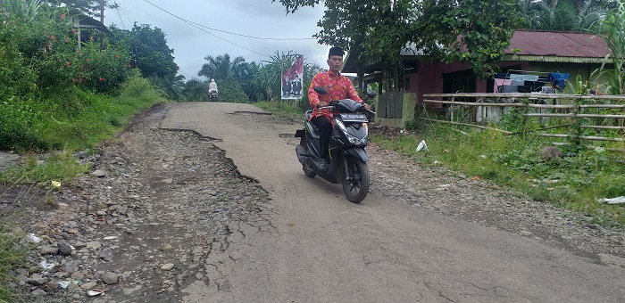 Jalan Lingkungan Rusak Parah