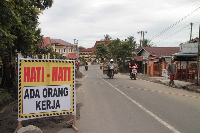 Warga Keluhkan Material Pelebaran Irigasi, Di Jalan Desa Teladan dan Tempel