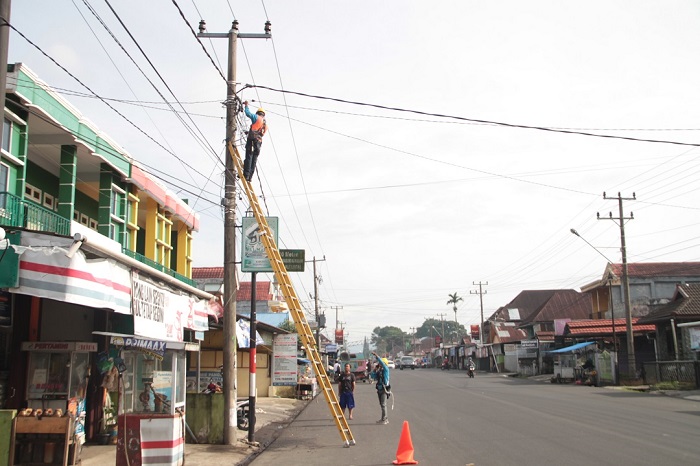 Kabel Tiang PLN Terbakar, Warga Geger