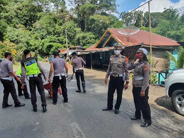 Satlantas Tambal Sulam Jalan Berlubang