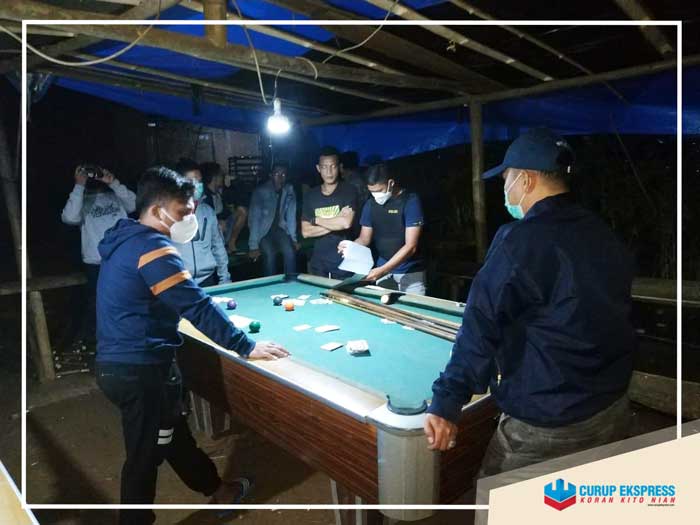 Polisi Bubarkan Judi Bola Billiard