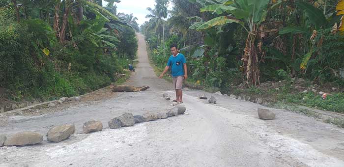 Warga Gotong Royong Perbaiki Jalan Rusak