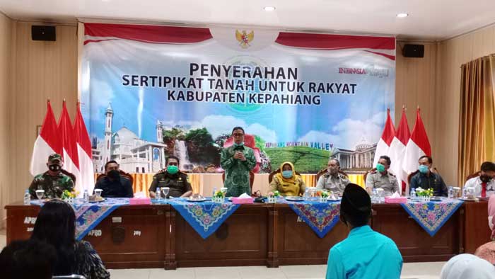 Awali Tugas Setelah Cuti Kampanye, Bupati Bagikan 1.846 Sertifikat PTSL