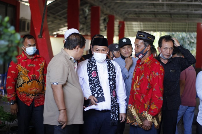 Agusrin Beri Modal Pedagang dan Benahi Total Pantai Panjang