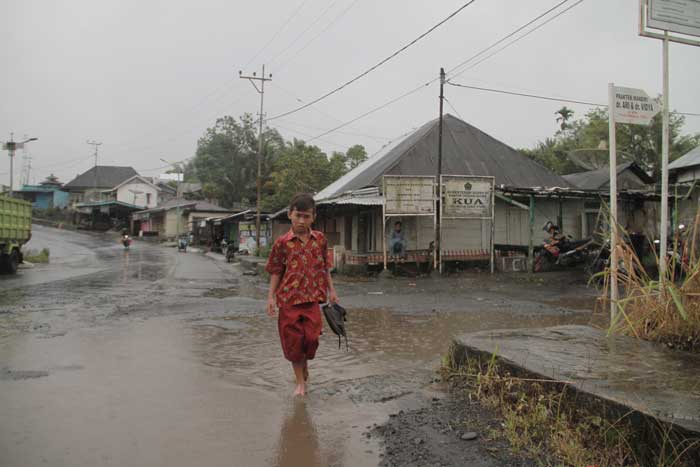 Jalan Desa Pahlawan Masih Rusak