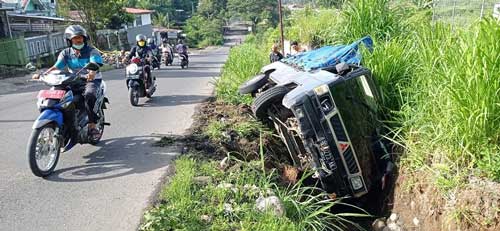 Mobil Pupuk Terbalik