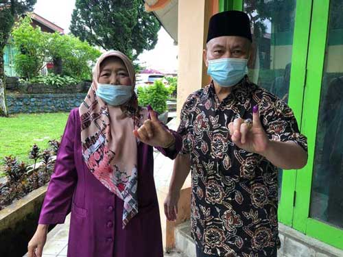 Nyoblos di TPS Depan Rumah, SR Yakin Menang