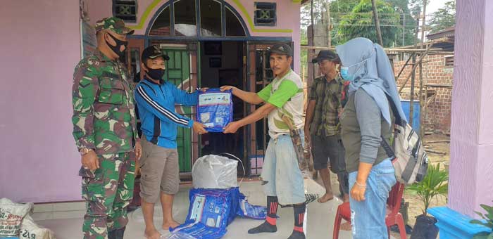 Cegah Penyakit DBD, Warga Gotong Royong dan Bagi-bagi Kelambu