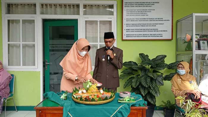 Pemotongan Tumpeng Tandai Peringatan HAB ke-75