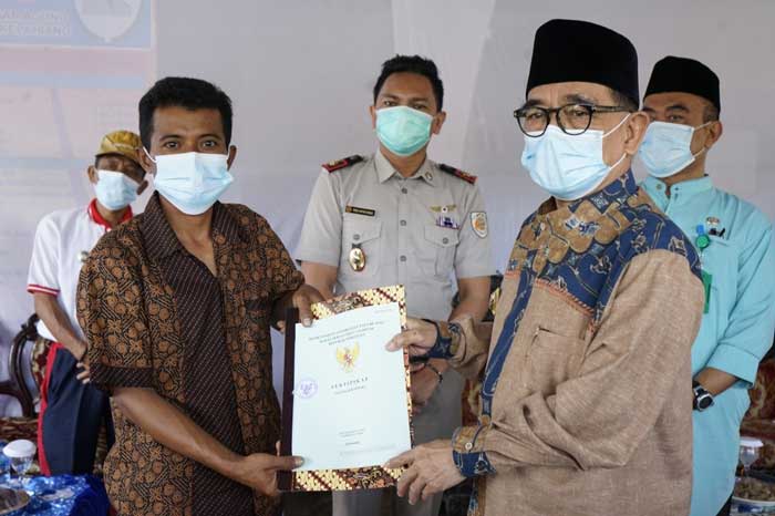 Bupati Serahkan 39 Sertifikat Tanah Warga Trans