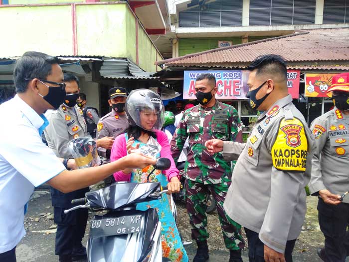 TNI/Polri Bagi-Bagi Masker