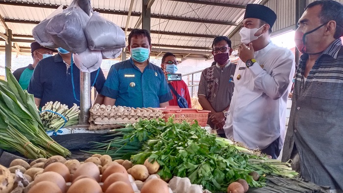 Blusukan, Wabup Minta PKL dan Taman Santoso Ditata