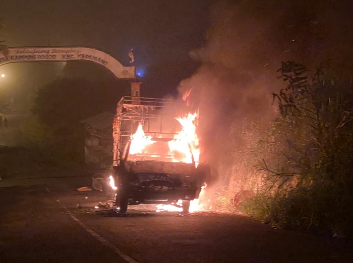 Diduga Korsleting, Mitsubishi L300 Terbakar