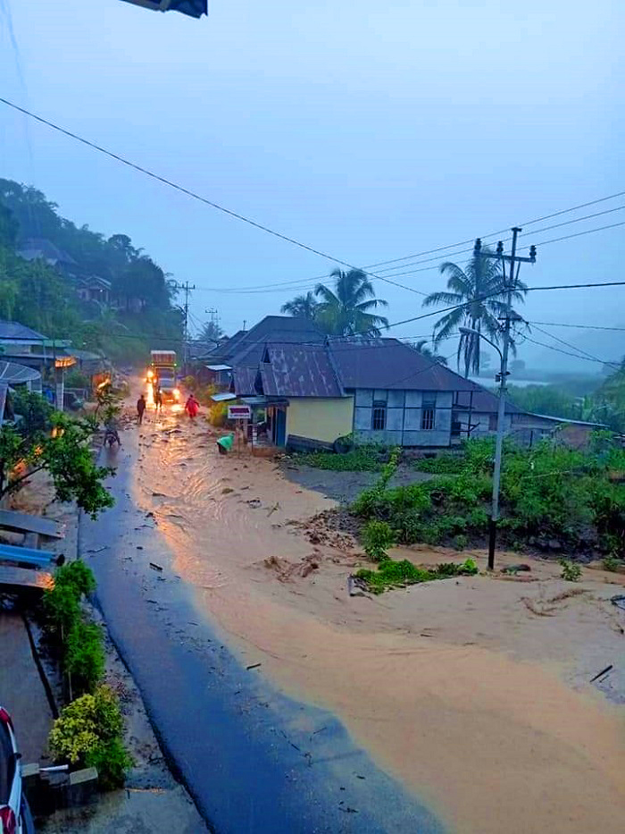 Longsor Tutupi Jalan Curup-Lebong