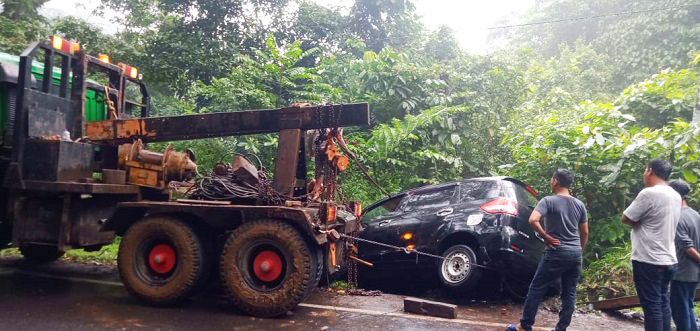 Diduga Ngantuk, Ertiga Nyungsep ke Parit