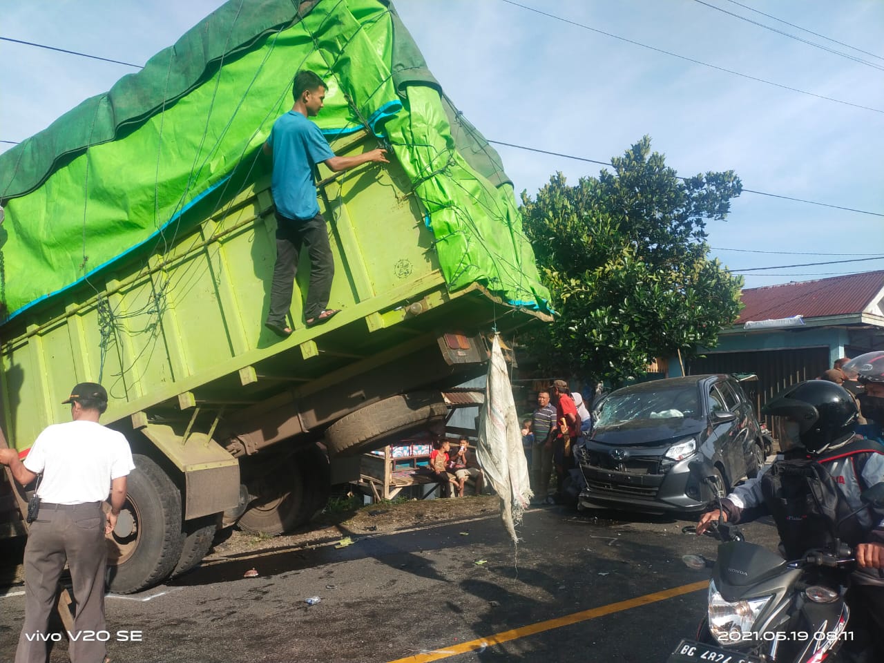 Banting Stir, Fuso Tabrak Rumah Warga