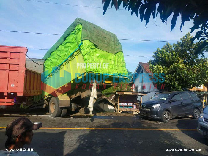 Hindari Tabrakan, Fuso Seruduk Rumah Warga