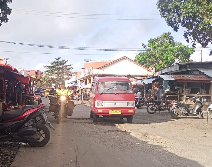 Warga Keluhkan Jalan Pasar Atas