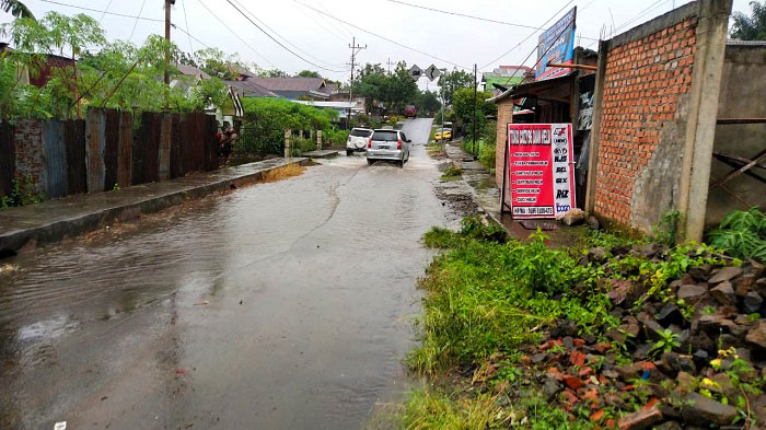 Drainase Tersumbat, Air Meluap ke Jalan