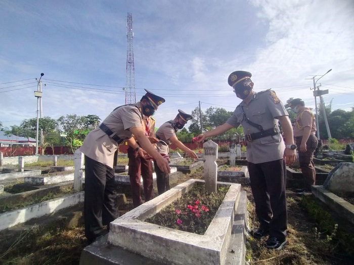 Polres Gelar Ziarah dan Tabur Bunga