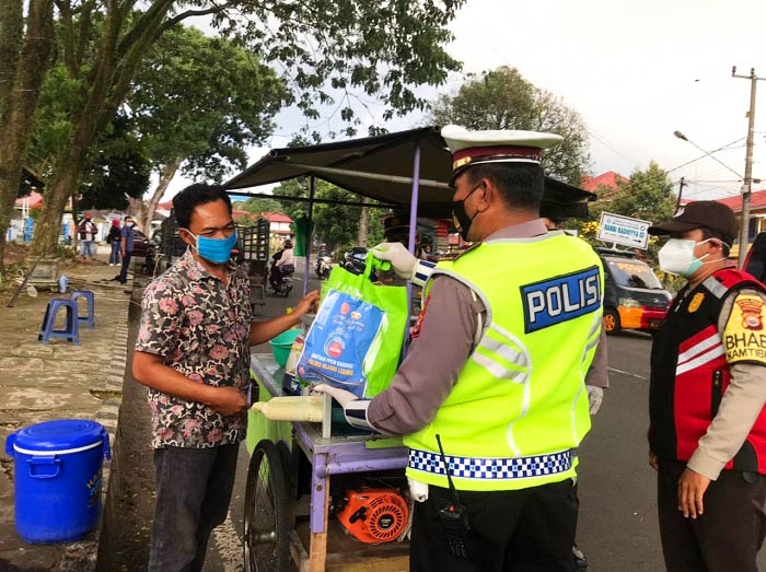 Polres Distribusikan Bansos Terdampak PPKM