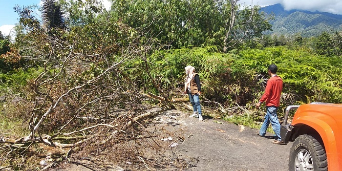 Hindari Penyekatan, Warga Nekat Buka Blokade Jalan Tikus