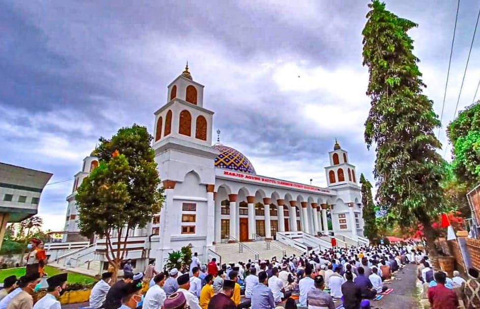 Meski Hujan Gerimis, Jemaah Masjid Agung Tetap Rame