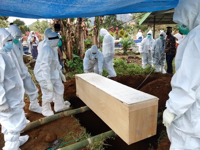 Warga Pensiunan Terindikasi Covid-19 Meninggal, Dimakamkan dengan Prokes Ketat