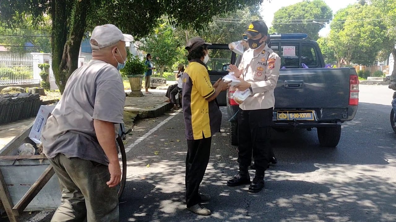 Polres Distribusikan 100 Nasi Kotak,Untuk Kaum Dhuafa dan Terdampak PPKM