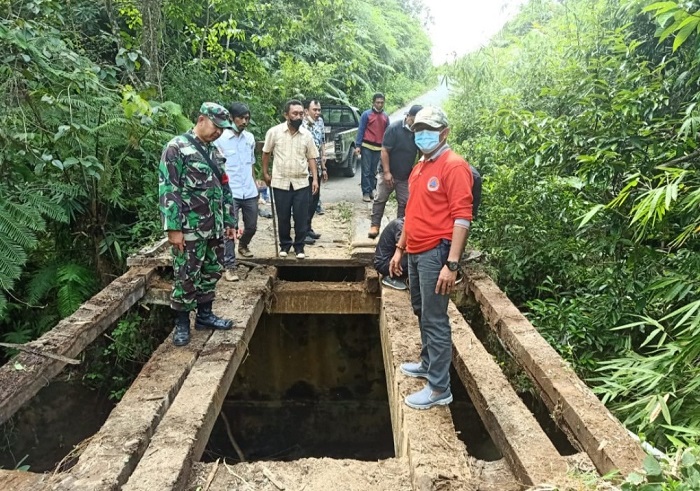 Tolak Diswab Antigen, Warga Nekat Rusak Pembatas “Jalan Tikus”