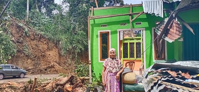 Kesaksian Warga Yang Rumahnya Tertimpa Pohon “Saya Masih Diberikan Umur Panjang”