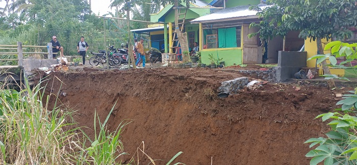 Longsor, Ancam 3 Rumah Warga