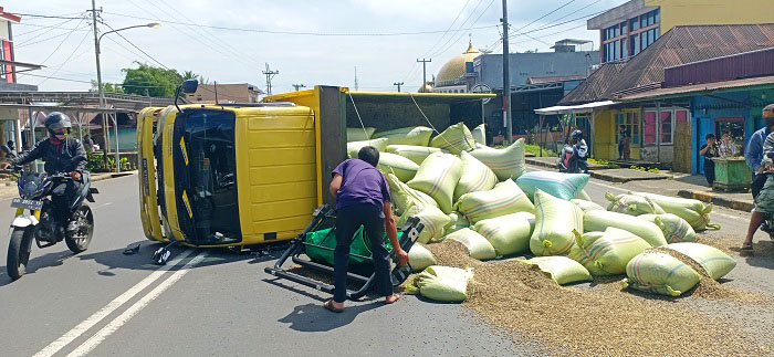 Truk Muatan 5 Ton Kopi Terjungkal, Diduga Kelebihan Tonase