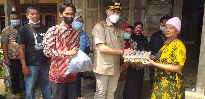 Wabup Sambangi Rumah Warga Pasar PUT, Tertimpa Pohon Kelapa