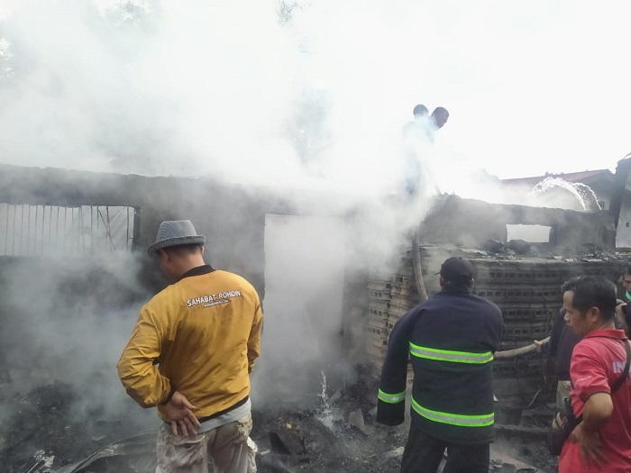 Dua Rumah Terbakar, Pria Parubaya Tewas Terpanggang