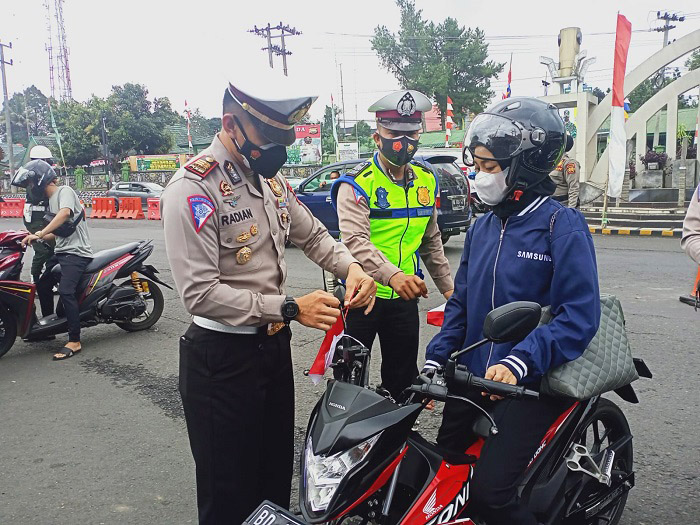 Satlantas Bagi Bendera Merah Putih