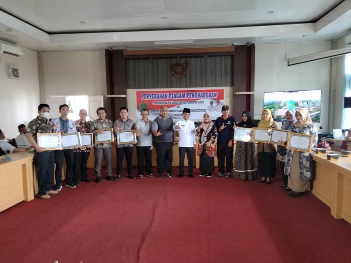 Bupati Beri Reward Tim Sistem Akuntabilitas Kinerja Instansi Pemerintah (SAKIP)